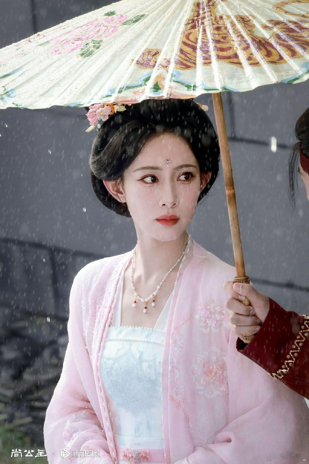 孟子义雨中戏 不允许有人错过孟子义的雨中名场面！《尚公主》路透里她一袭白裙立在雨