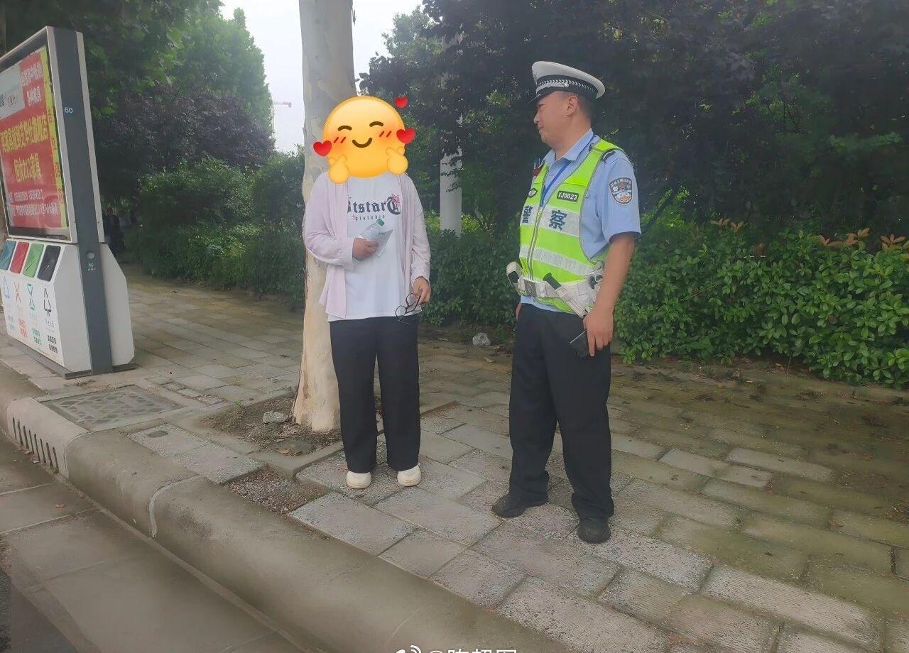 6月22日，中考首日，学子们在考场上奋笔疾书，为梦想而战。考场外，执勤民警严阵以