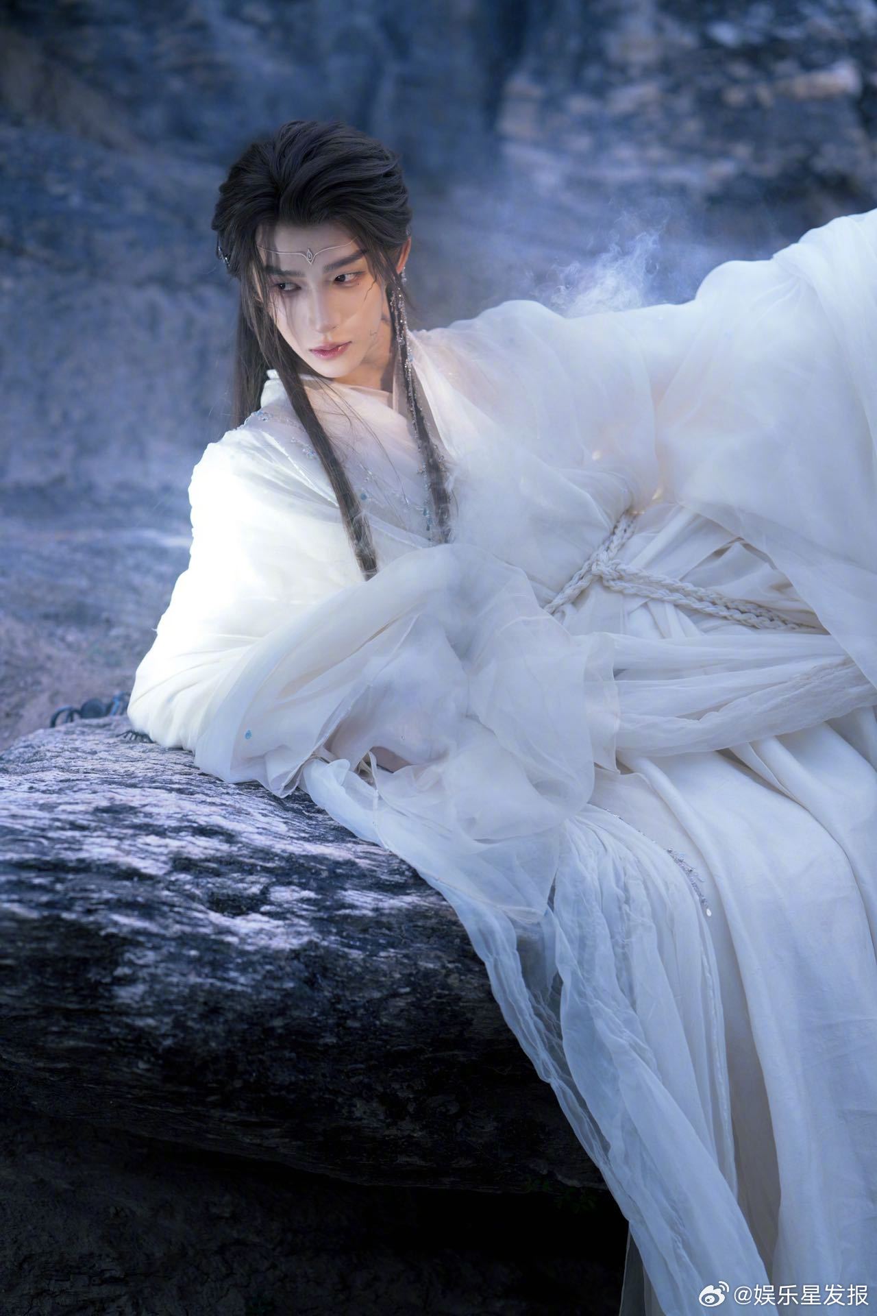 刘宇时隔一年复刻月鳞绮纪妆造 一年后重现月鳞绮纪经典造型，氛围感直接拉满！而且拍