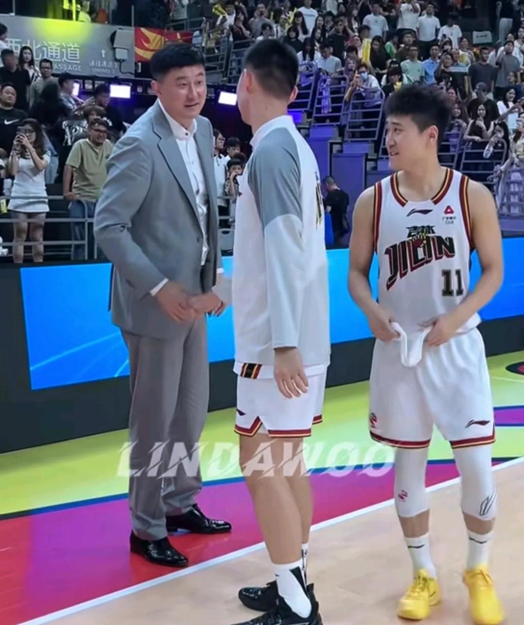 & 虽说杜锋有时会受到球迷诟病，但他在CBA教练中的地位名望，受尊重程度还是独一