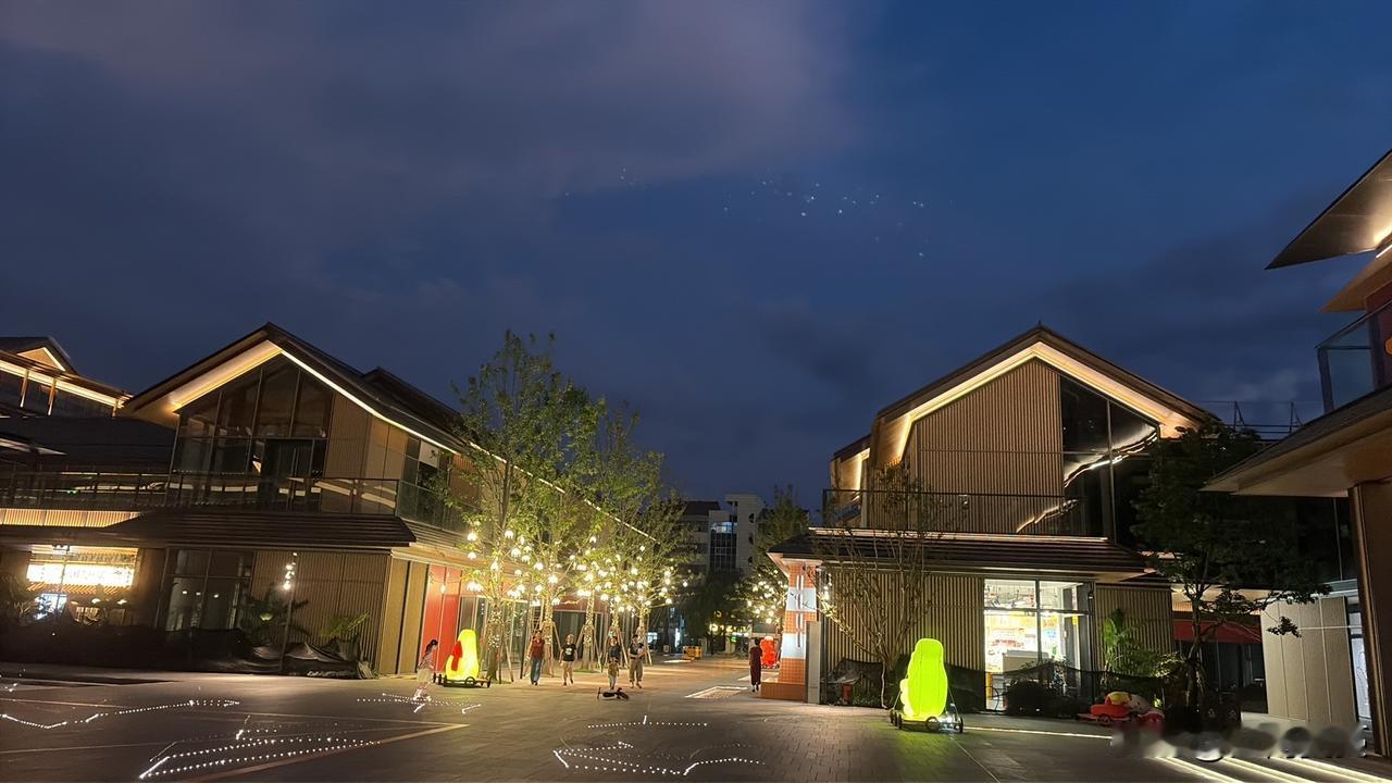 来到临安，一定要逛新晋城市地标吴越里。这里把千年吴越古韵和现代商业巧妙相融，文昌