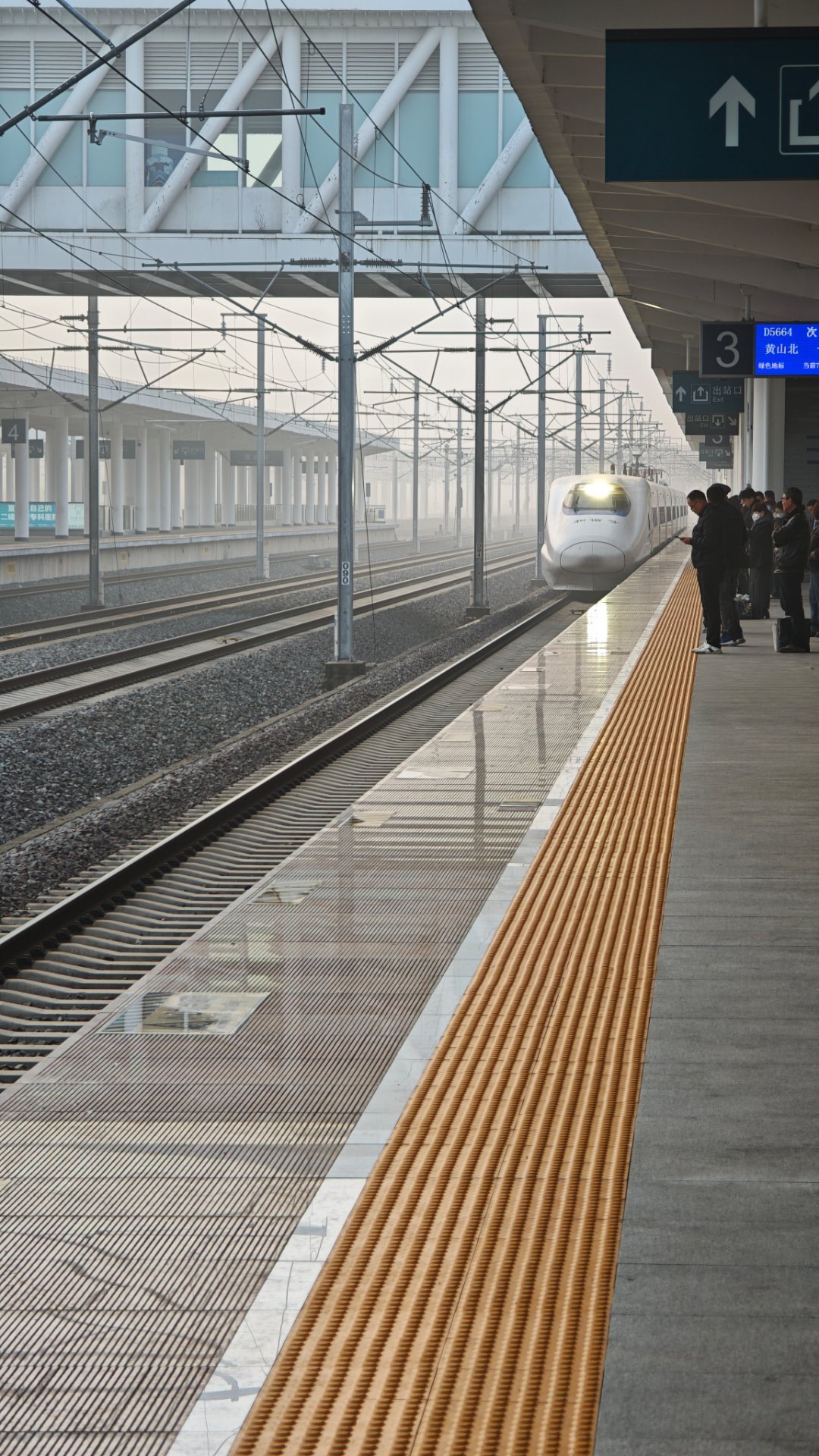 早啊，去看新一代小米SU7。