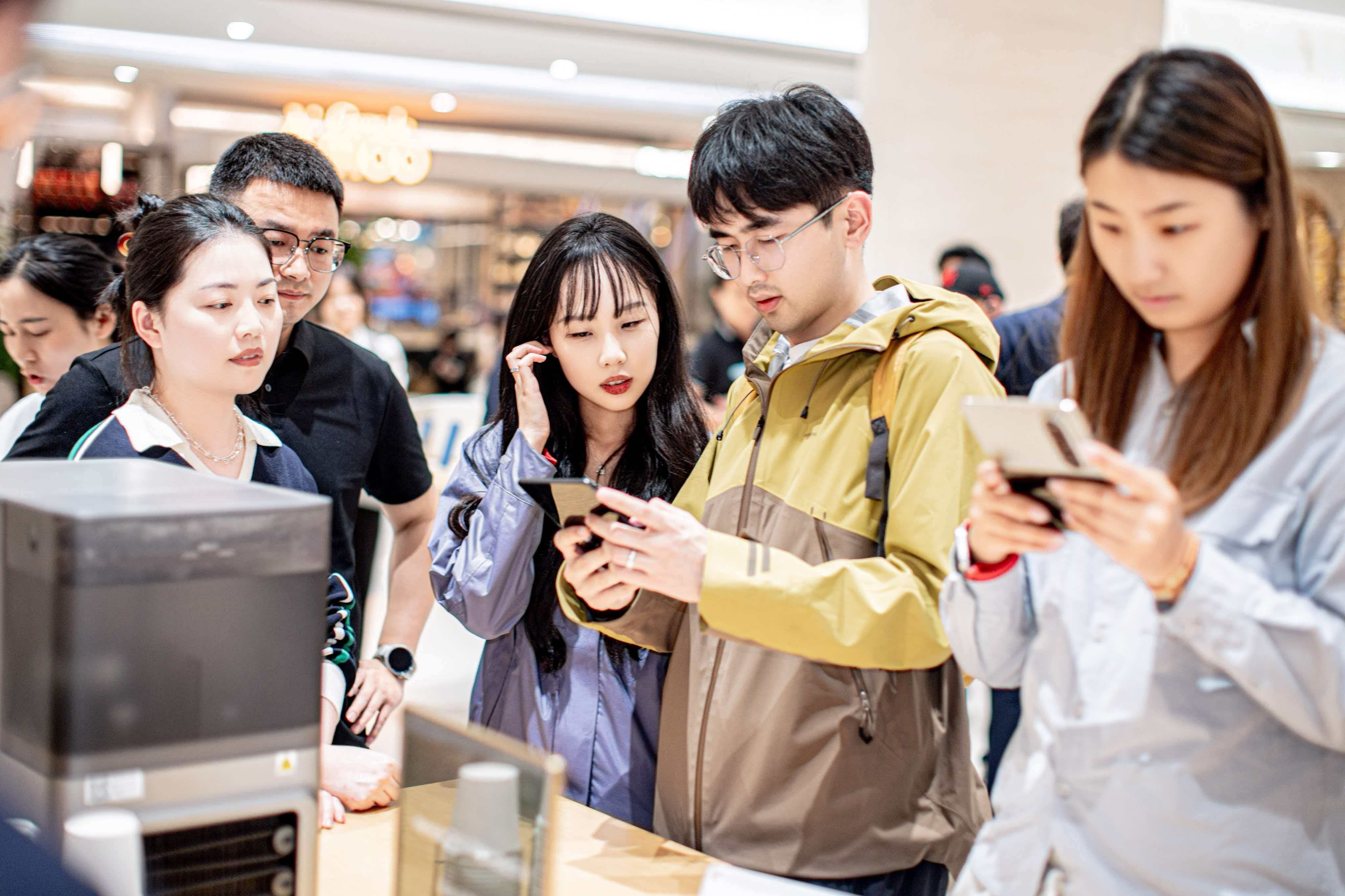 华为大阔折再现抢购热潮华为Pura X Max首销直接卖爆！线下店全是人挤人，我