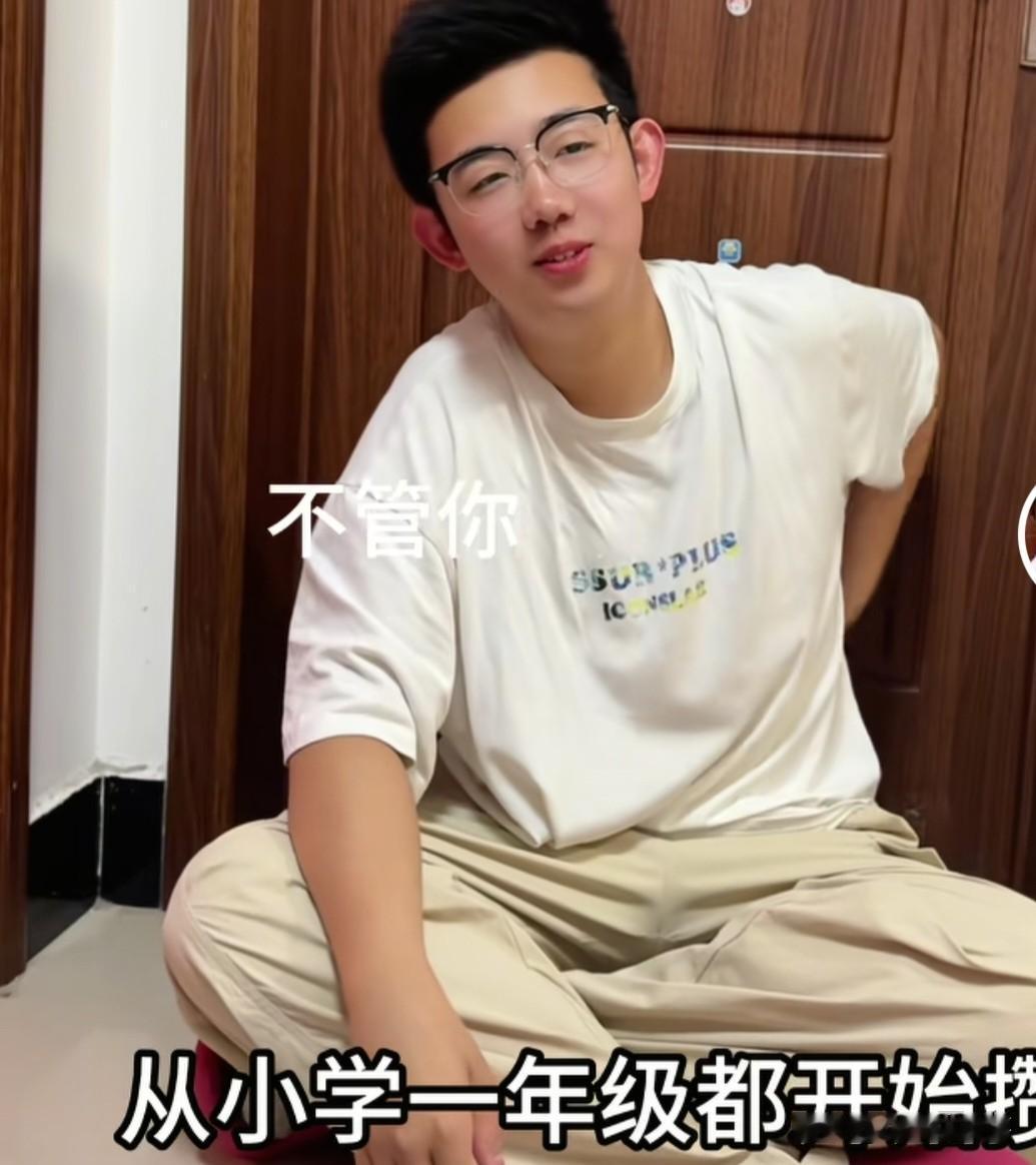 安徽一男孩，高考结束回家后，一把将妈妈拉进房间里，神神秘秘拿出一个袋子：“妈妈，