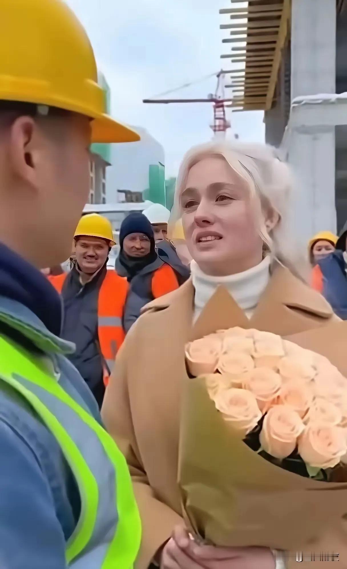 这也太浪漫了吧！俄罗斯姑娘捧着鲜花，冲在俄打工的中国小伙直球告白：“工地完工你娶