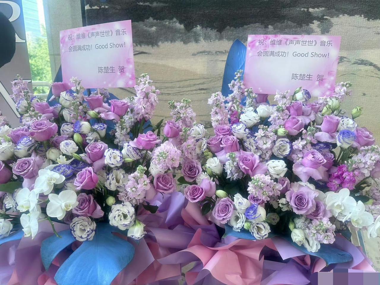 陈楚生送谭维维演唱会的花篮太好看了。
果然还是音乐人之间最惺惺相惜了。
知道彼此