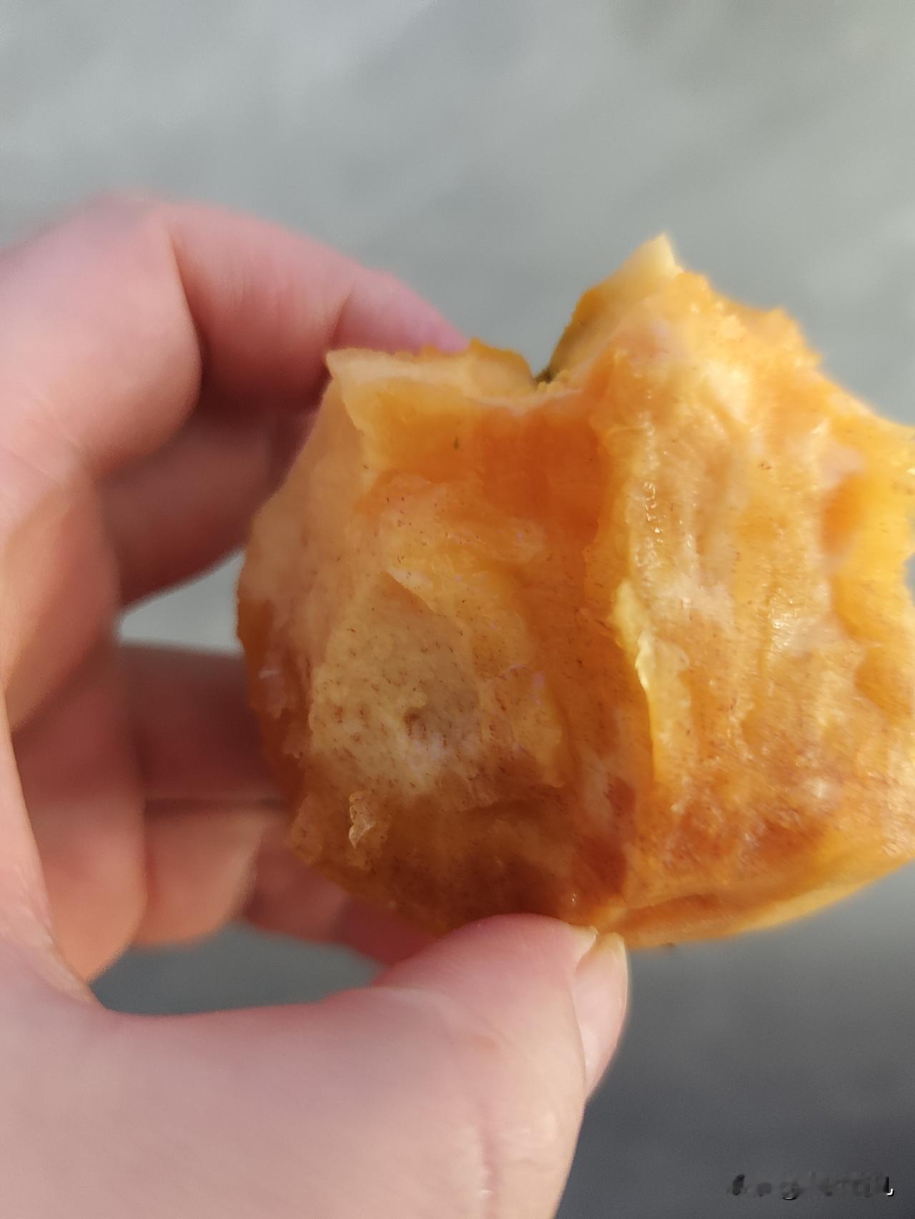 第一次吃这种脆柿子，惊为天人啊！太好吃了，淡淡的甜味，一点儿都不涩。不知道为啥，