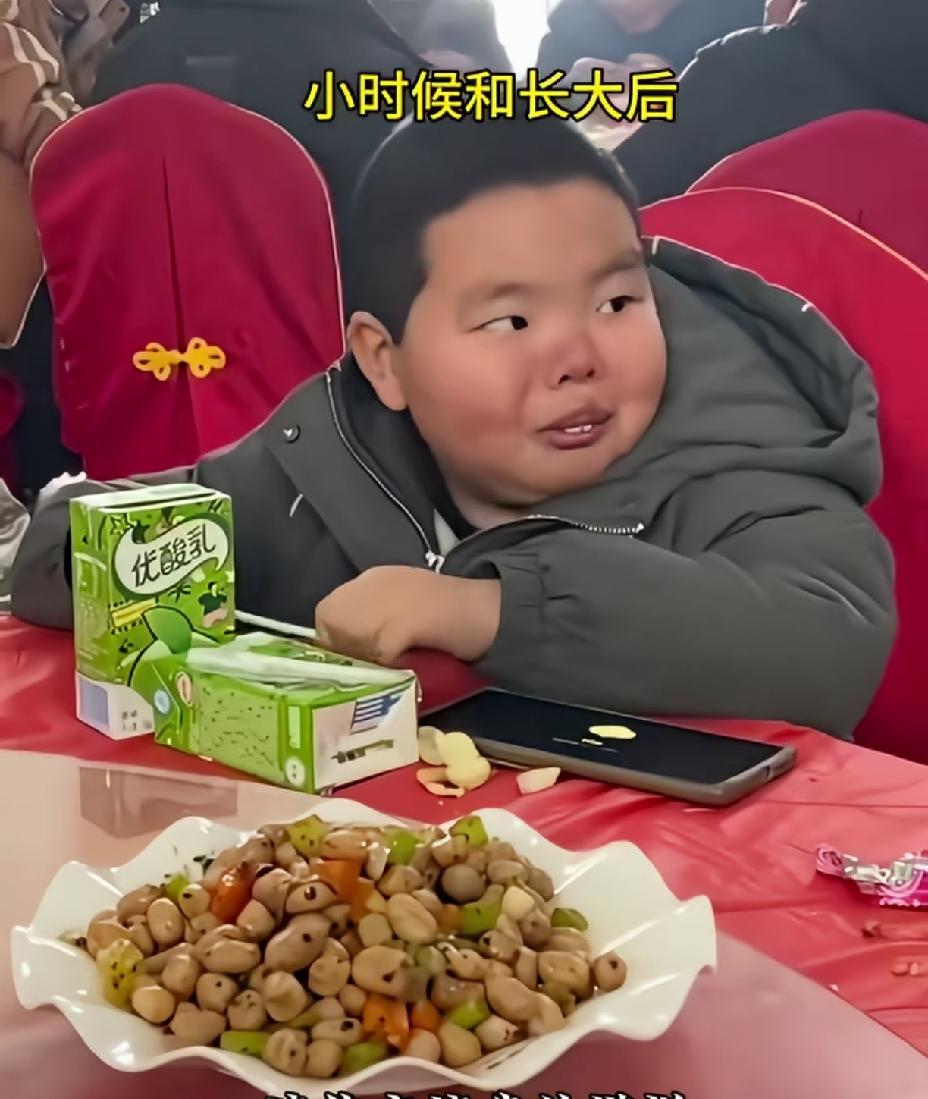 小时候跟长大后，脸蛋依旧一模一样。
男大十八变，除了长个，容貌没有任何的变化。