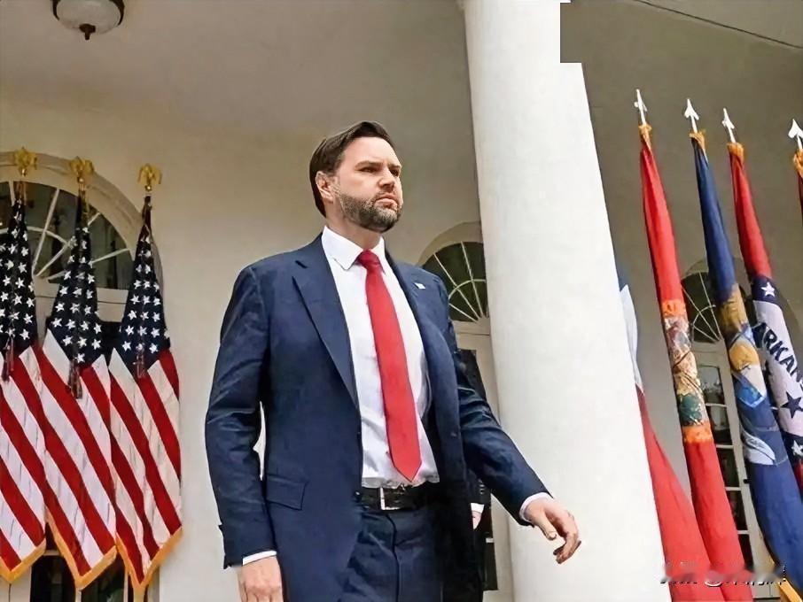 全世界人民都严厉谴责该名涉案人员！没本事袭击美军，袭击一名官员算什么“英雄”。