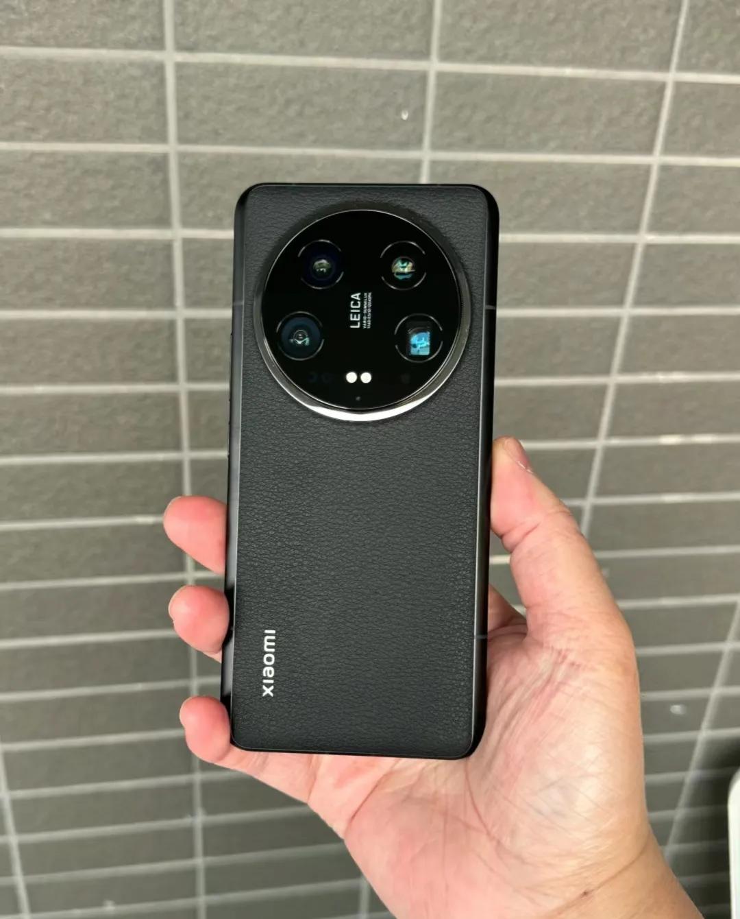 小米14Ultra，别轻易去碰！你会后悔的？

机身看着挺大，但体感真不重，没有