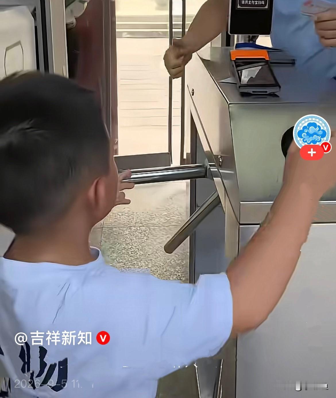 近日，为了纪念江西滕王阁建阁 1350周年，景区特意推出超有意义的“经典背诵终身