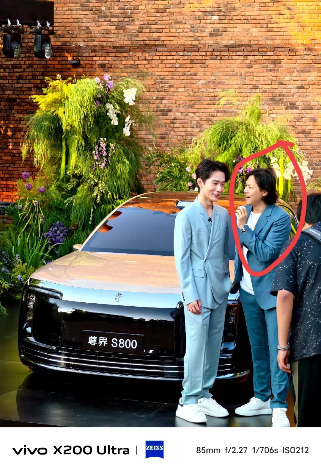 这位网红大能个儿这么矮吗？
原来经常看他的视频，起码以为应该1米75以上吧。
这