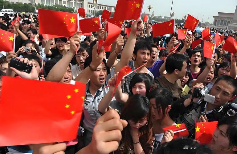 这些天来，我一直被一个问题困惑着，且百思不得其解。
就是爱国即爱我中华人民共和国