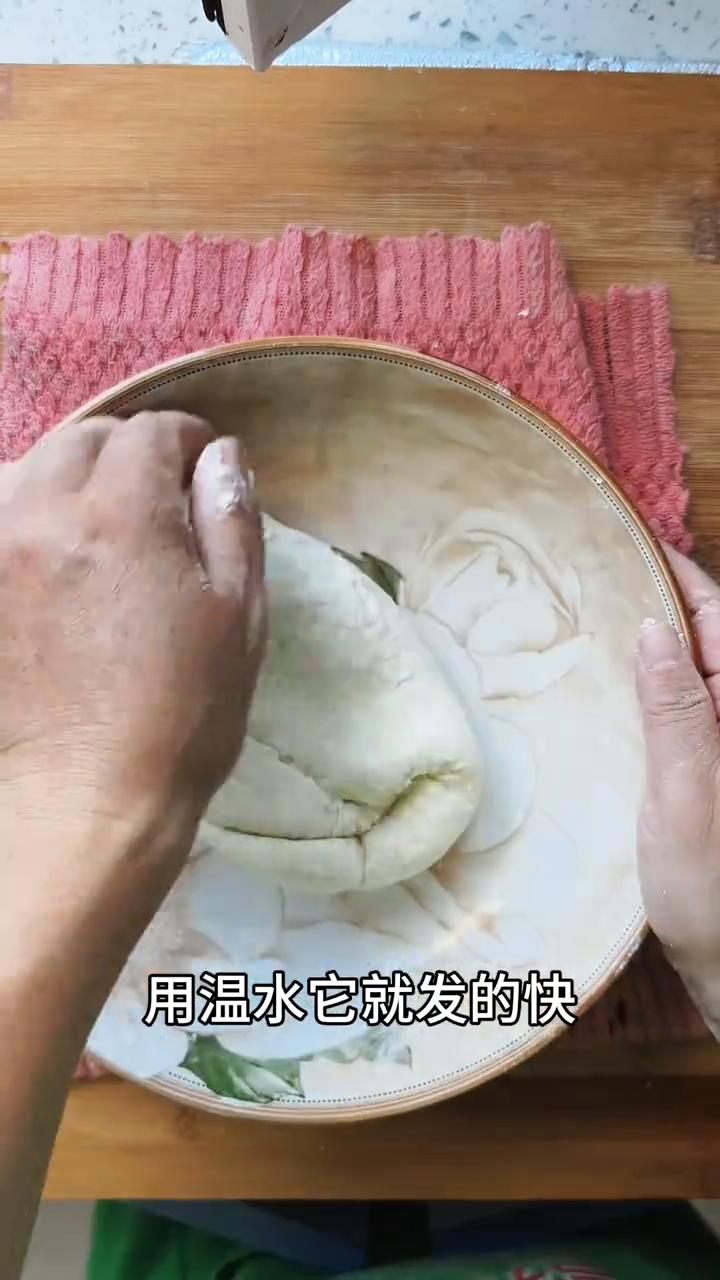 万能口袋饼。
这个万能的口袋饼是真的简单还好做，夹个菜、夹个肉都好吃。
·在三百