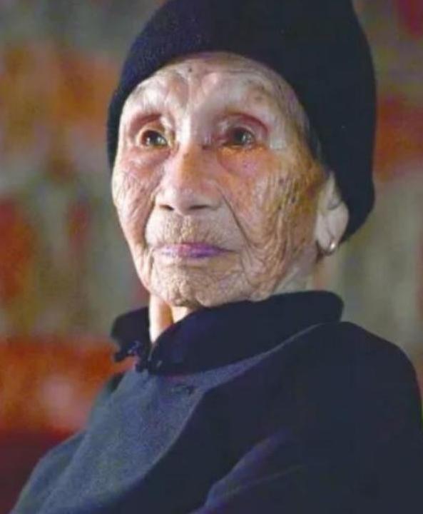 1941年，14岁的黄有良被10多个鬼子拉走。她拼命反抗，惹得鬼子大怒，举刀劈向