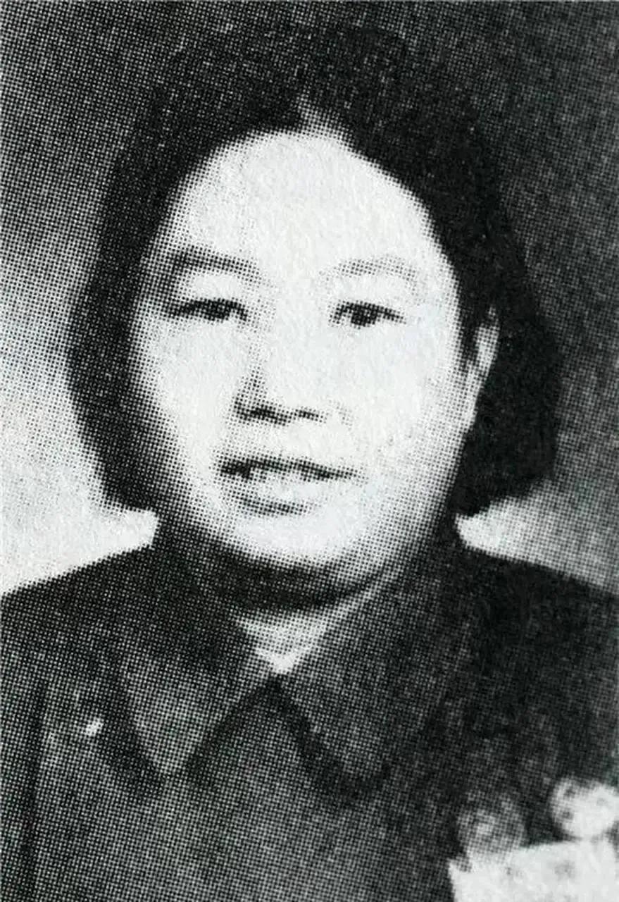 1937年，15岁女红军落入敌手，敌人准备砍头。突然，敌军君官摸了摸她的脸，说了