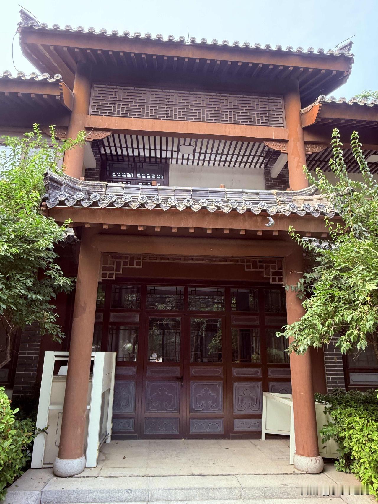 【小对联】
上：……？
下：地球仪。