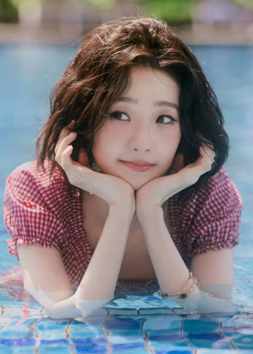 张艺凡卷发遇水则灵 张艺凡泳池里的样子，就像邻家小妹一样亲切可爱，湿漉漉的卷发配