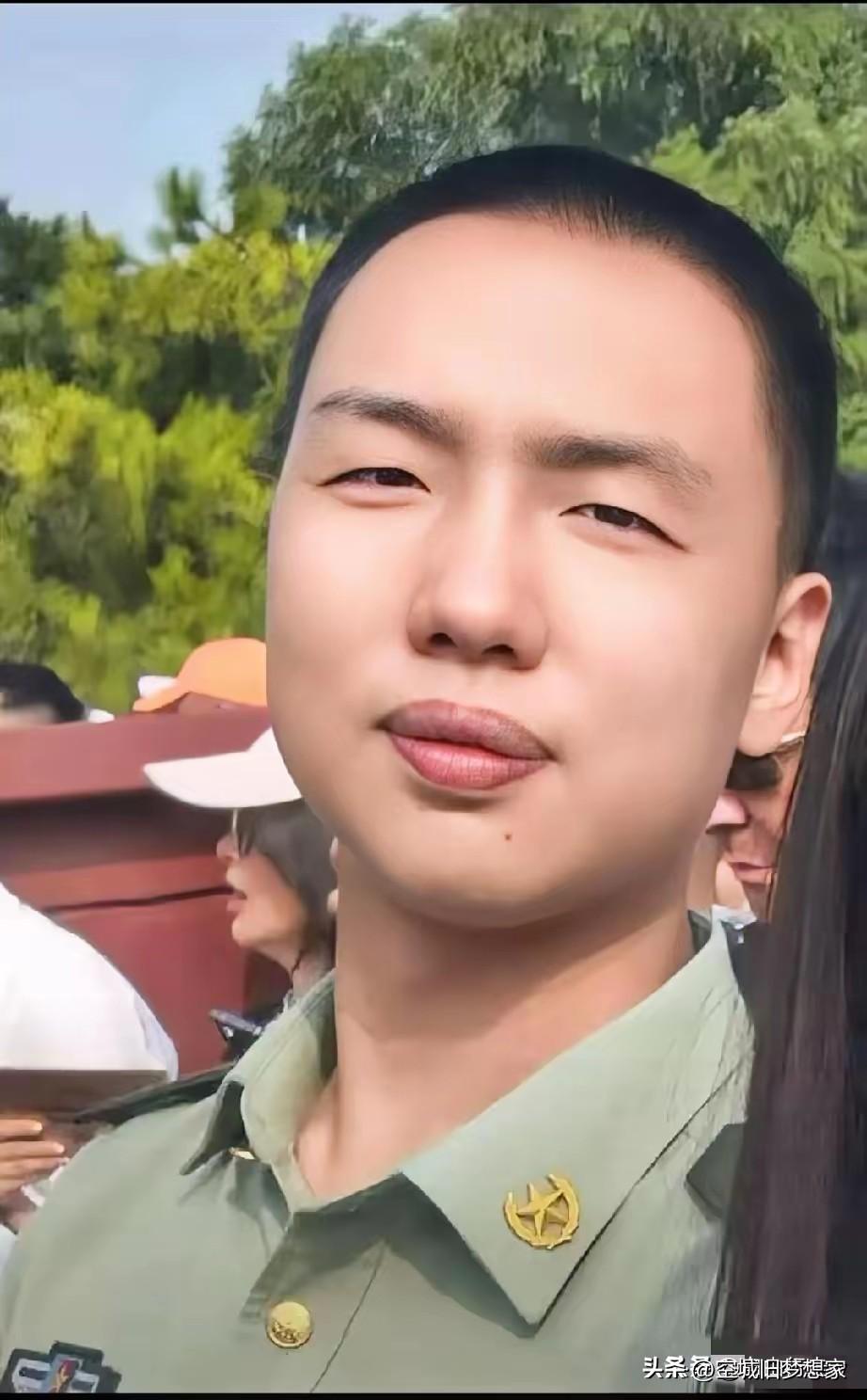 毛冬冬与他的曾祖父面容极为相像。作为毛主席唯一的曾孙，他目前就读于国防科技大学信