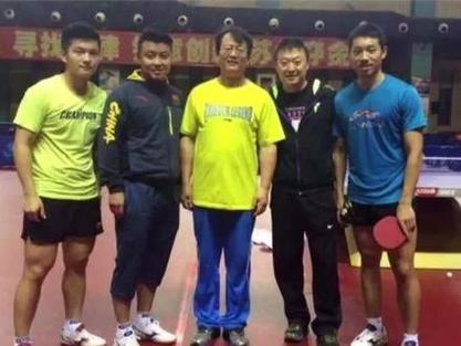 这张5人合照，我认出了颜如冠玉的樊振东，笑若朗月的王皓，雄浑沉健的马琳，凤表龙姿