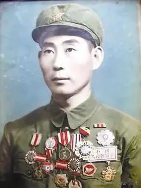 1948年夜行军时，一士兵腹痛难忍，只好离队到路边隐蔽沟壑处方便，不想当时他发现