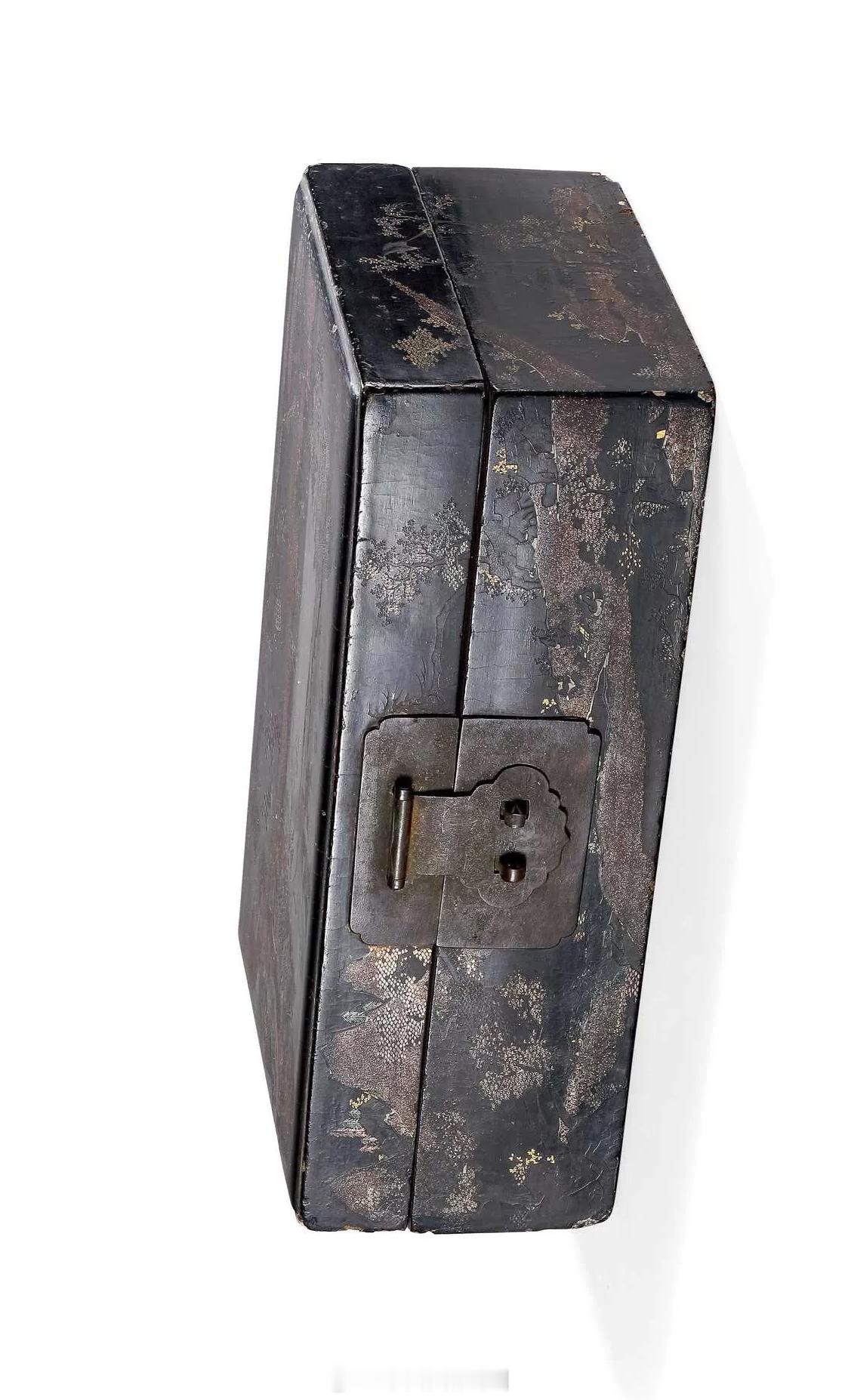 髹饰录 | 清早期 黑漆螺钿秋山行吟图长方盒长方盒造型简练，盖顶微鼓成“面包顶”