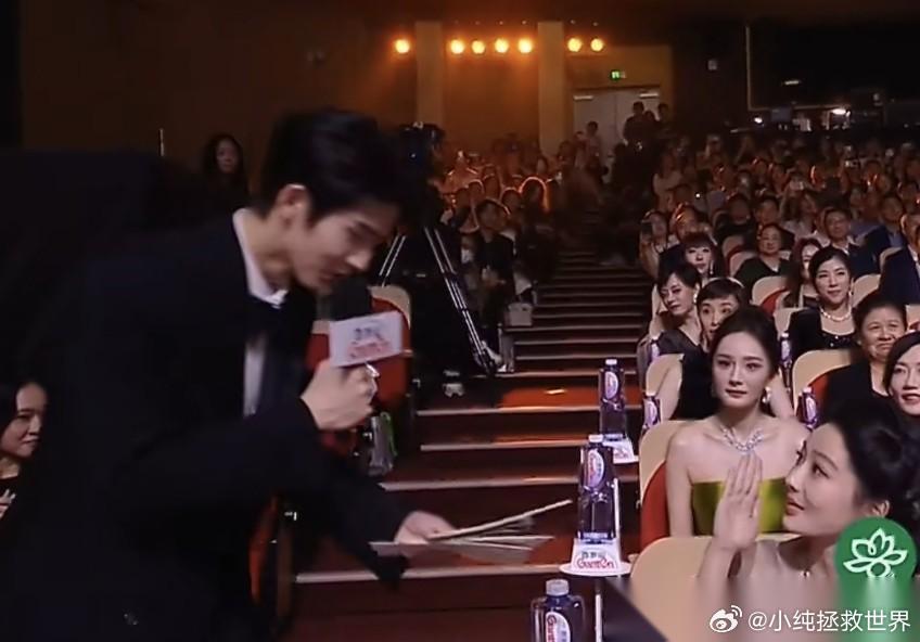 张凌赫，可太调皮了！ 6月27日，演员张凌赫冲上了热搜，原因是在白玉兰内场，张凌