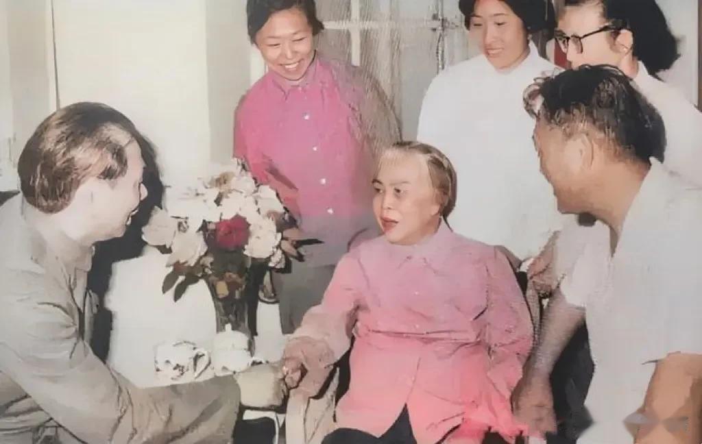 这是80年代初，贺子珍晚年，一张罕见的留影，照片中的她坐在藤椅上，头发花白了不少