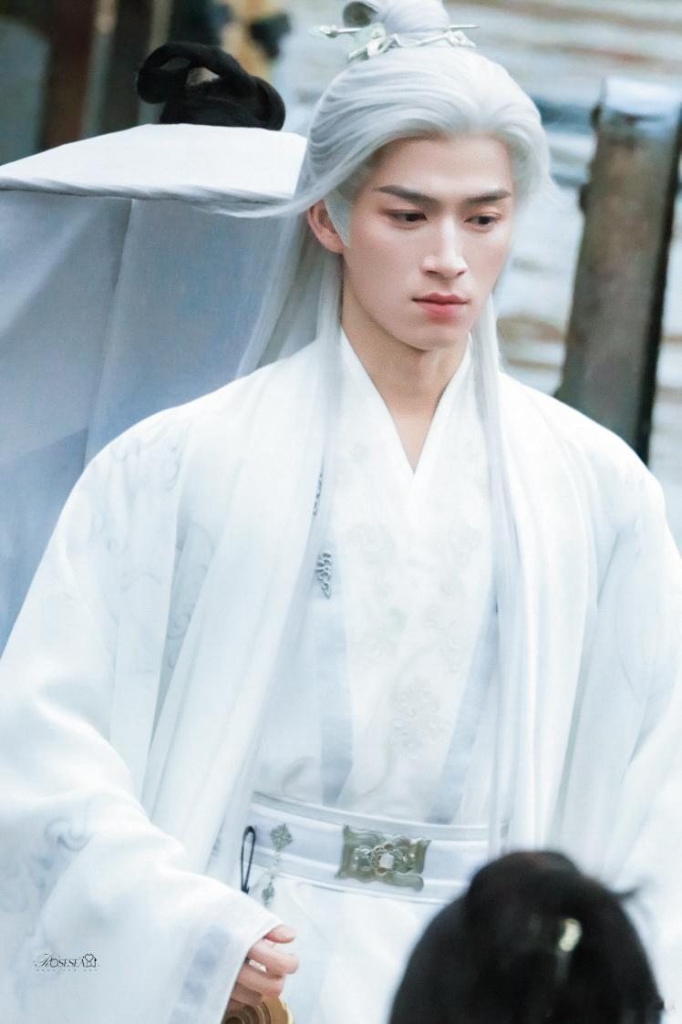 让王星越白发蒙眼的是天才 短短几分钟采访刷了无数遍！王星越顶着智性恋神颜，居然纳