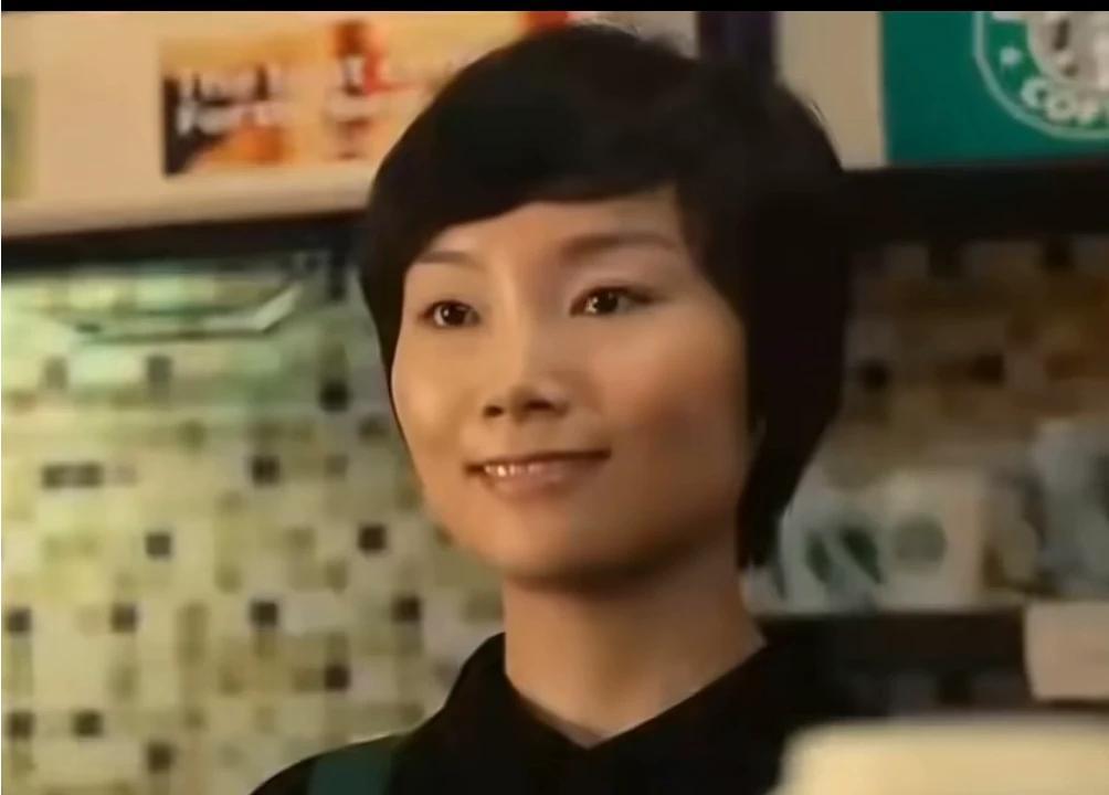 建议贾国龙立刻解约华与华两兄弟，签约这个服务员，把她带去和罗永浩比划比划，只有这