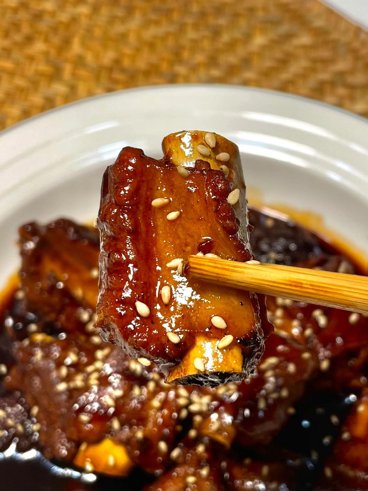 排骨跟话梅真的很绝！！！以为是黑暗料理，太好吃了，酸甜可口。
准备材料：一斤排骨