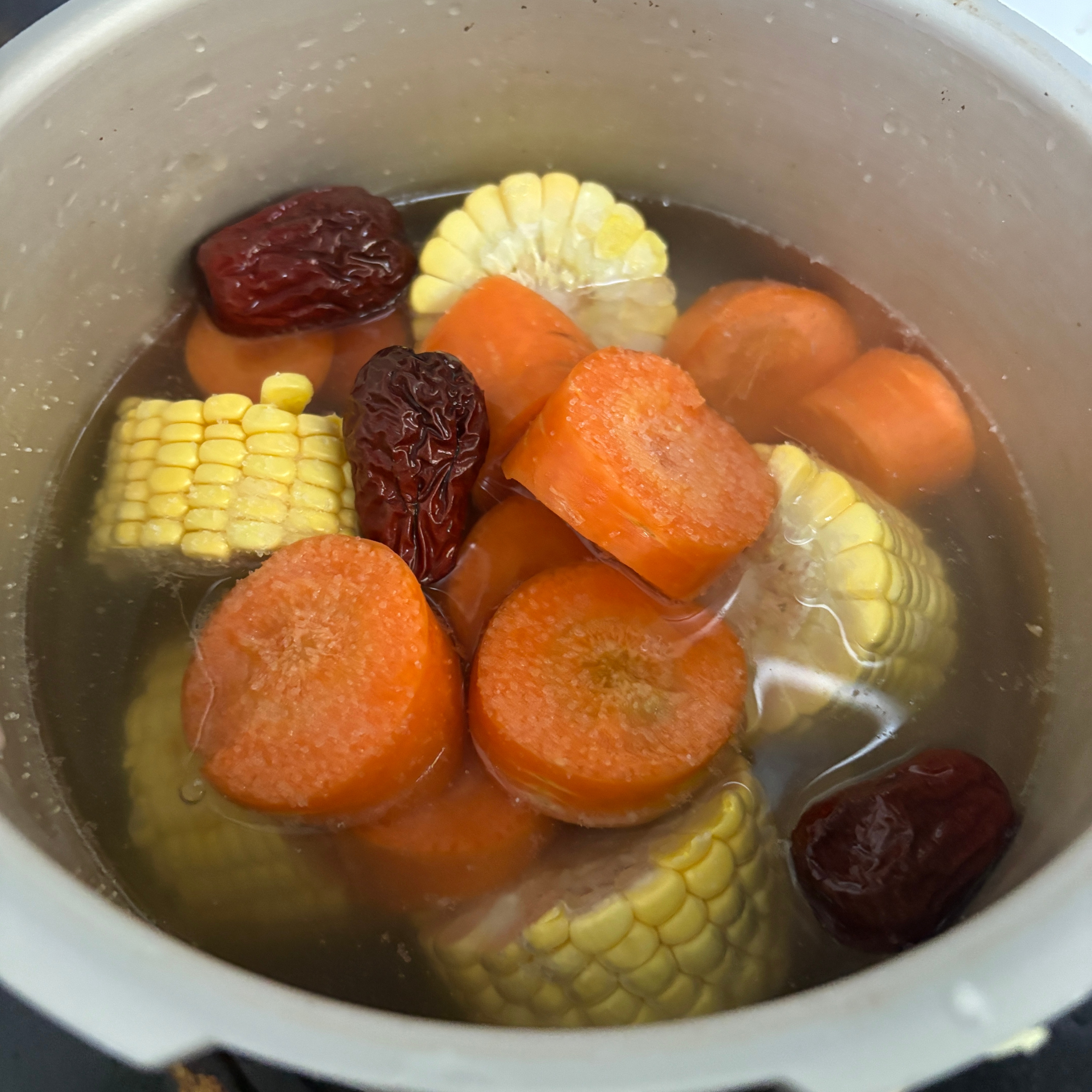 老妈总觉得我在外面住就天天点外卖可是她不知道我已经在学着她的样子照顾自己了煲汤简