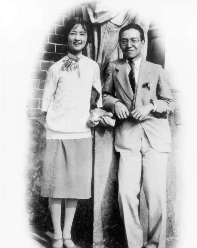 梁启超辞世前被误取右肾，临终时无法开口言语，身后安息于与原配妻子的合葬墓中
19