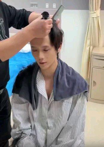 3000多万粉丝的网红郭聪明今天（11月12日）上午进行手术，他患的是特发性震颤