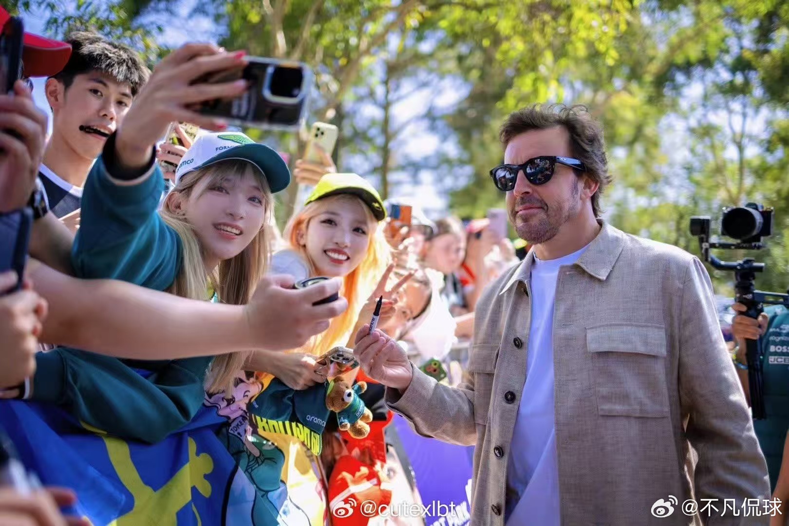 F1现场好多明星阿隆索跟粉丝合影 