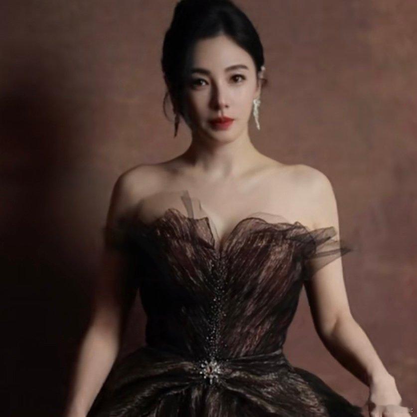 张雨绮见证荧屏之外的从容力量 张雨绮内场的张雨绮