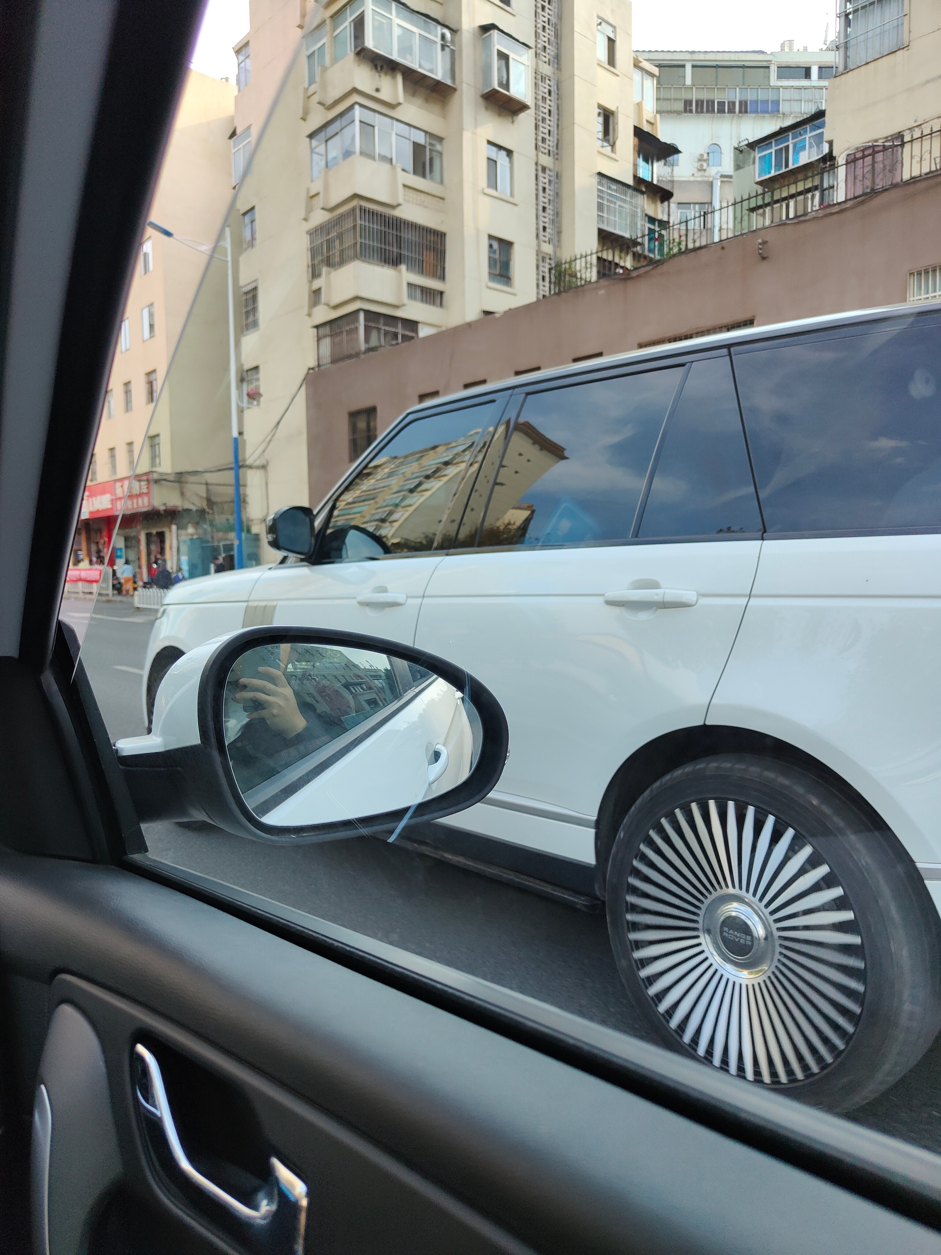 建议路虎出个云南版揽胜，标配这个轮圈，反正用户自己也要去换。这款轮圈应该比原厂的