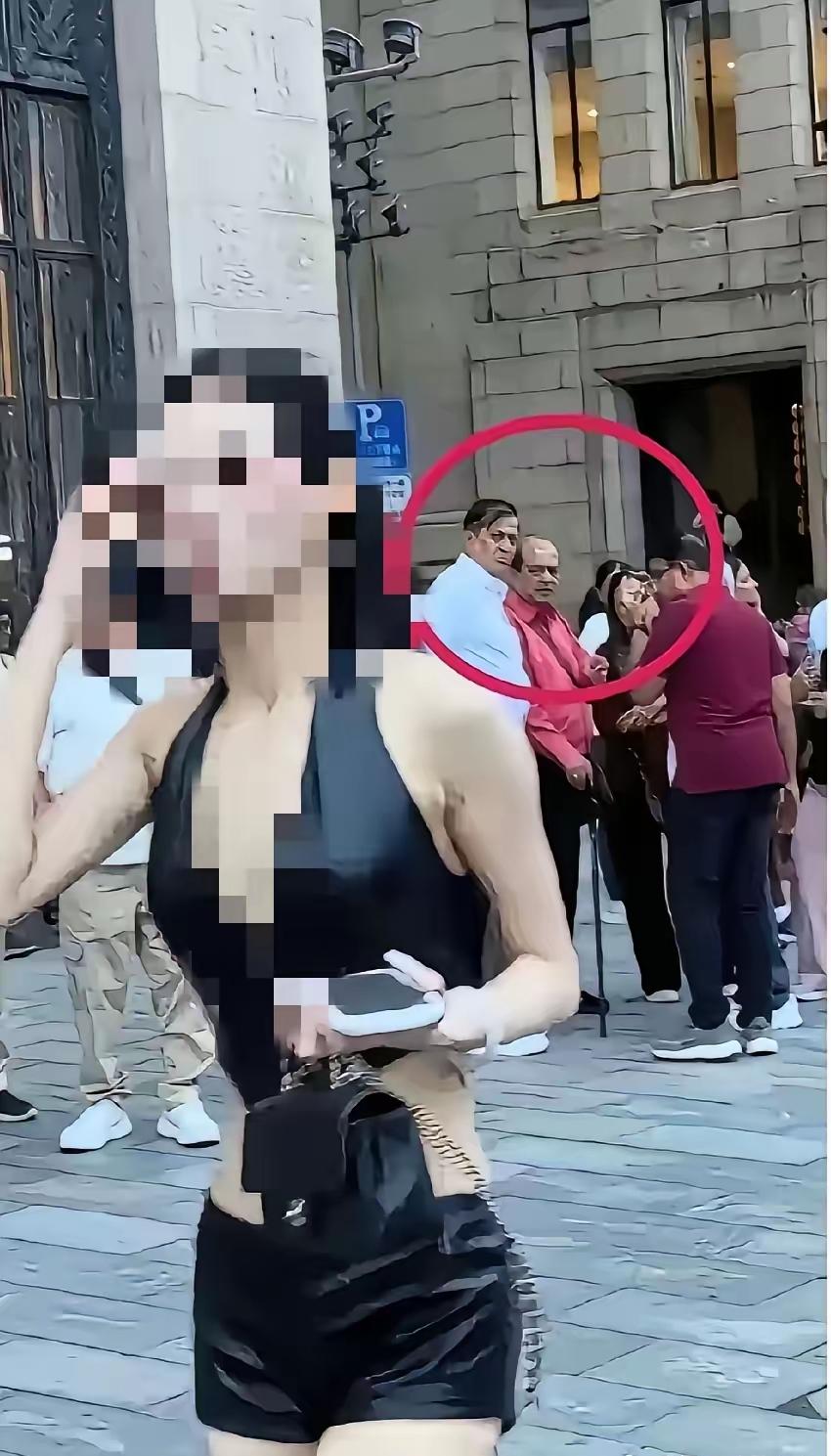 印度游客外滩尾随中国女性，眼神言语猥琐[酷拽]三名印度男子尾随几十米，指指点点，