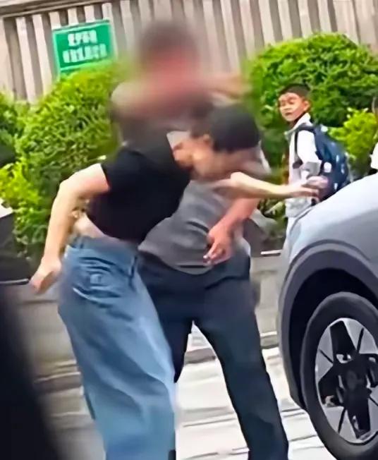 扇女子耳光的保安麻烦大了，完整视频还原了事情的详细情况。

事情是这样的，当时女