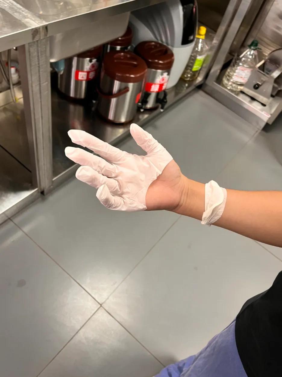 成年人的崩溃就在一瞬间！
上班本来就很忙！
然后着急忙慌戴手套，
戴着戴着它就烂