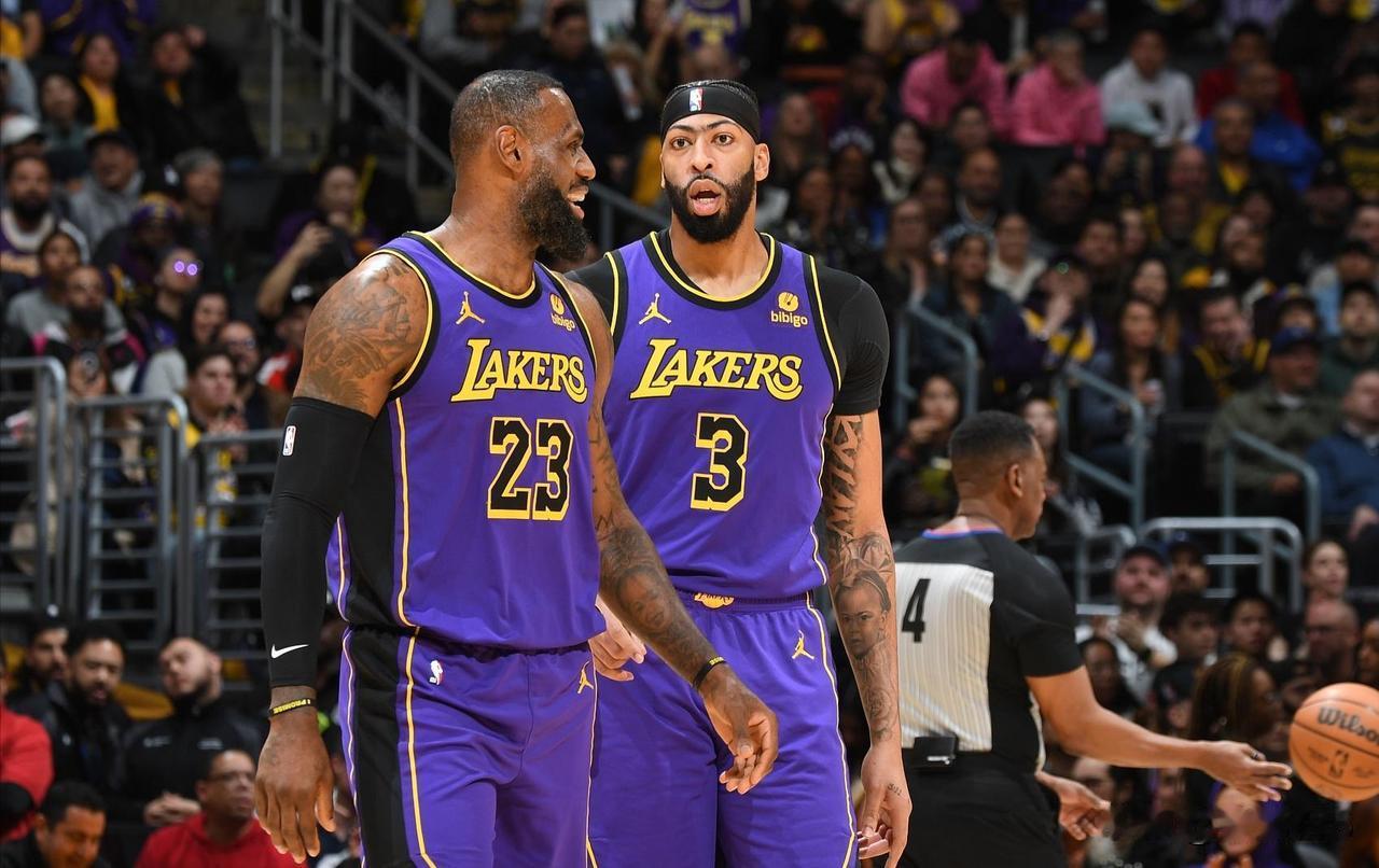 老鹰VS湖人
明日NBA常规赛，湖人主场迎战老鹰。
湖人更新了本场比赛伤情：浓眉