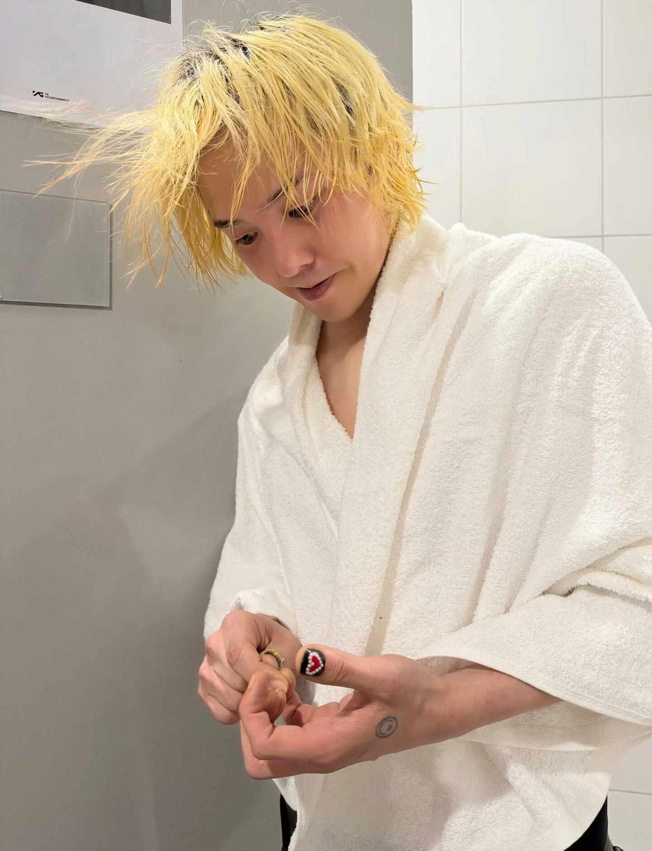 浴巾有点见外了
GD 权志龙 gd gdragon GDRAGON