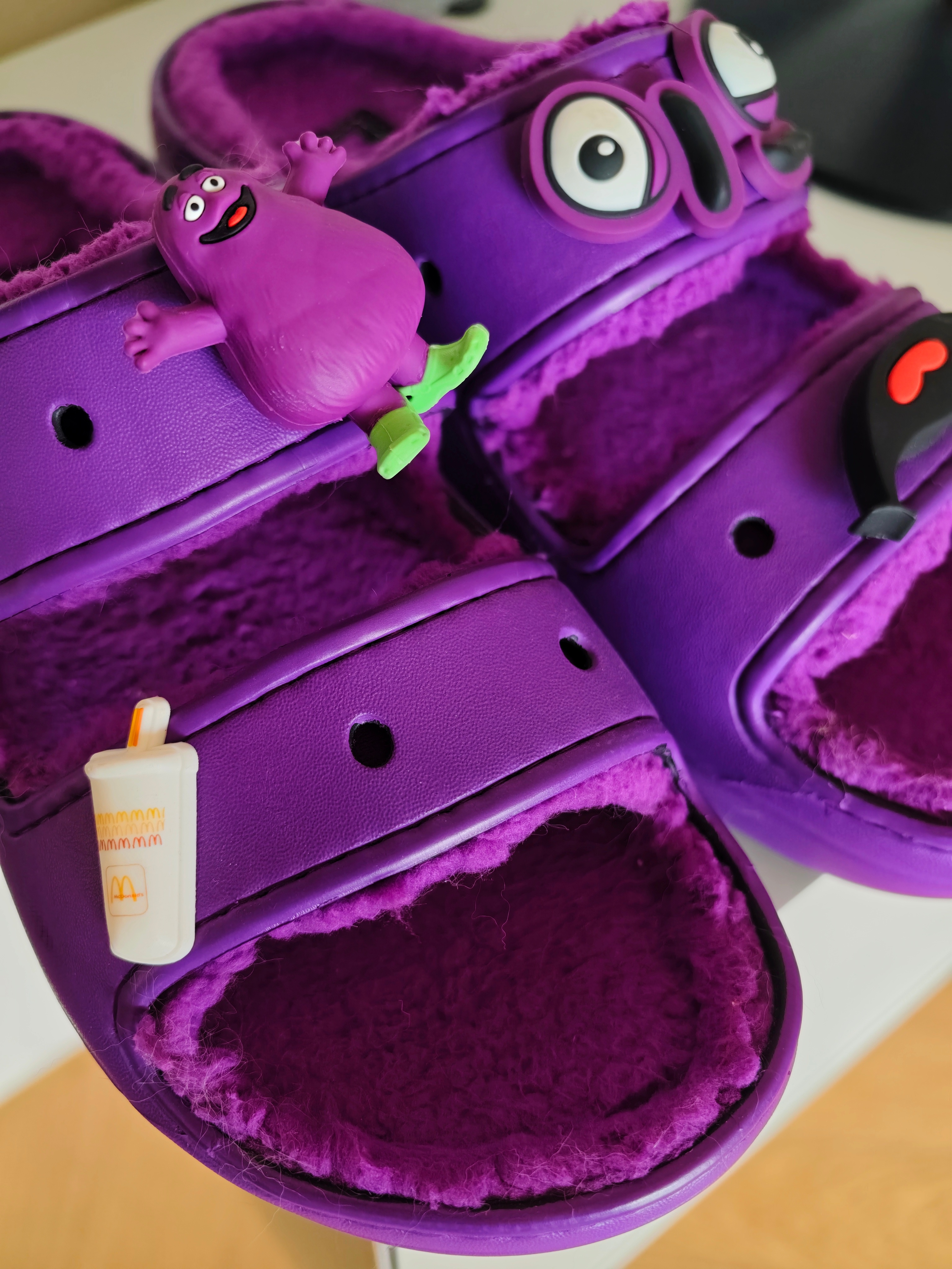 也许评论区有人想要这双 Crocs X 麦当劳 的拖鞋？（全新，尺码几乎任何人都