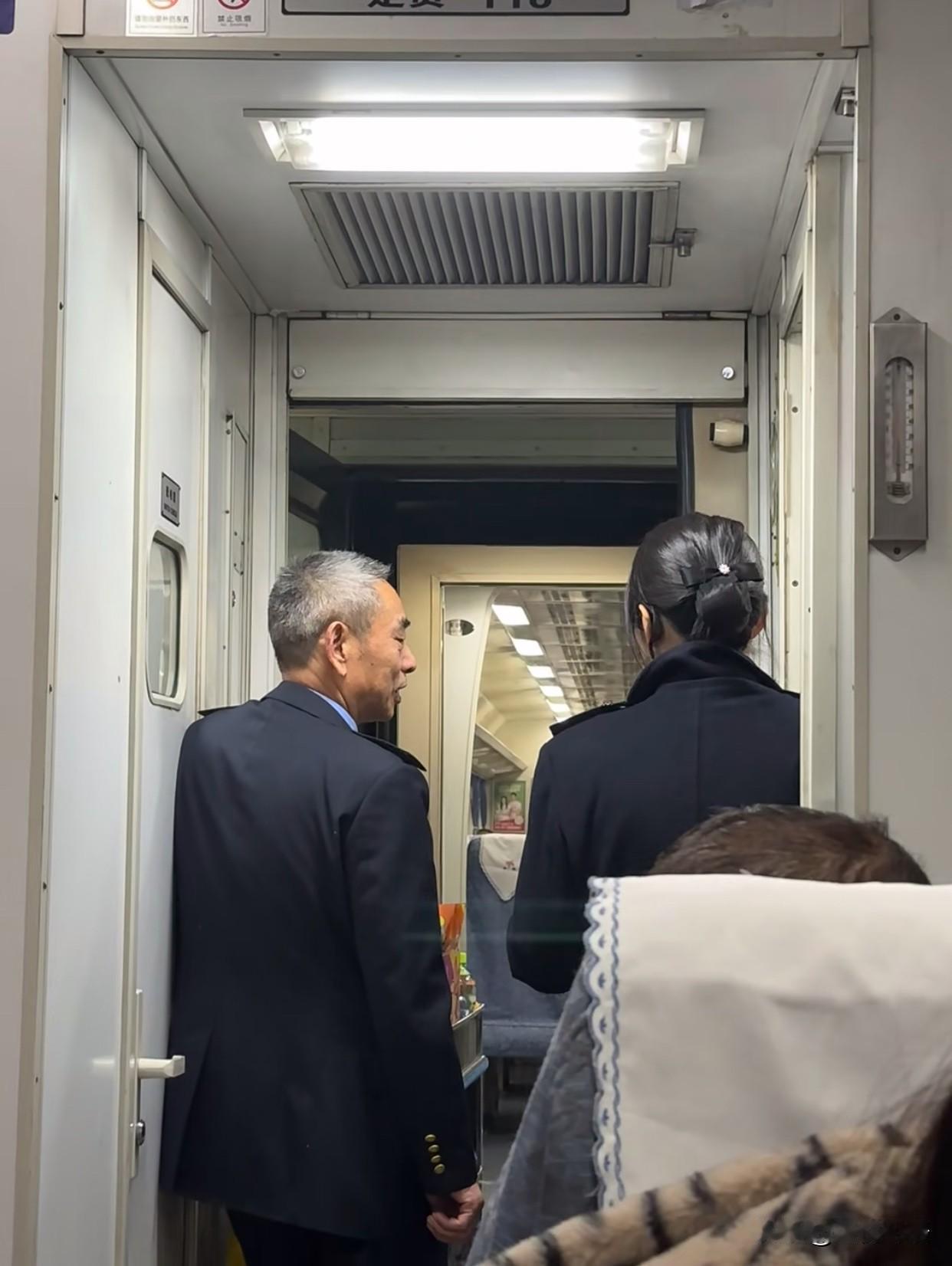 一句叮嘱，是女性权益最暖的脚步声

坐火车时偶然听见的对话，直接戳红了眼。

乘