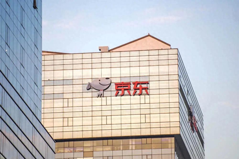 你敢信吗？在房地产不景气的当下，刘强东居然跑到香港去买楼了。
 
昨天，有媒体报