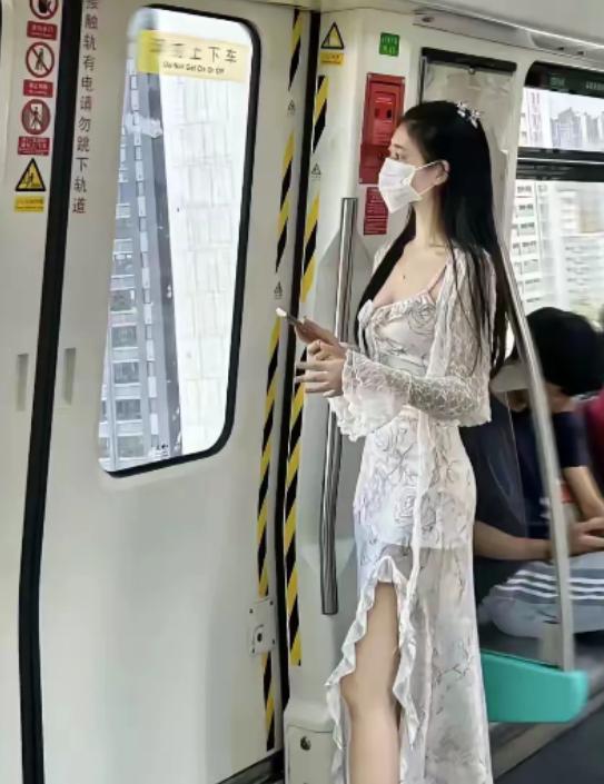 “打光棍！”网上传出一位大龄剩女发的结婚条件，只要满足她的要求，她立马就嫁。网友