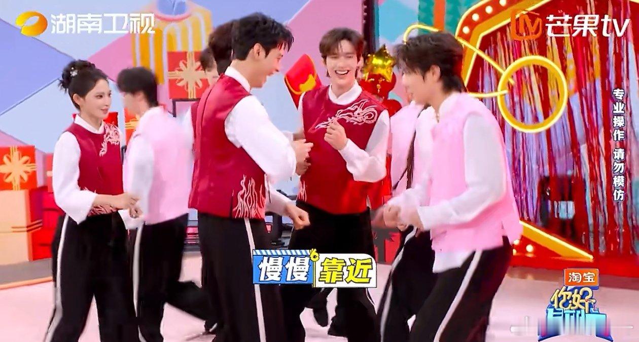 章时安快到像开了倍速 章时安有的是力气和手段 你好星期六 节目现场何炅刚布置完新