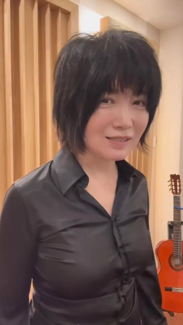 值此《罗刹海市》大火之际，蒙古族歌手斯琴格日乐公开发声，内涵刀郎在营销，并且自称