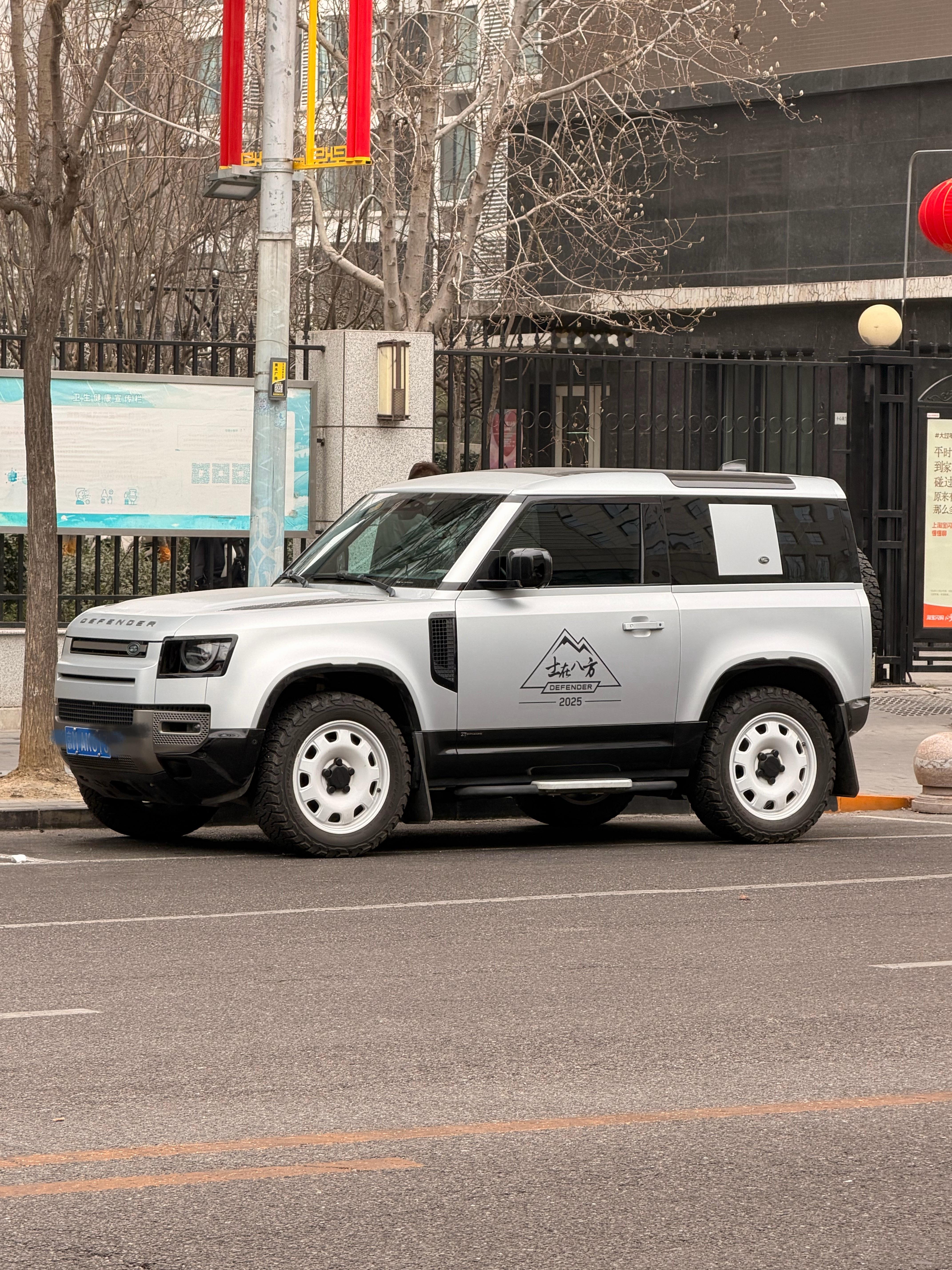 这个士在八方的贴纸说实话我觉得还挺帅的，还有点纪念意义但是好像确实又有点像试驾车