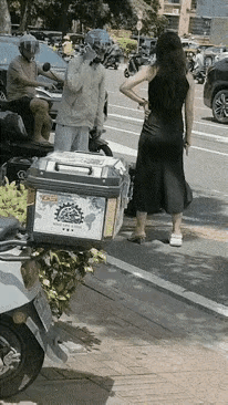 穿连衣裙的女子骑电动和别人发生了碰撞

这女子脾气很暴躁，一言不合动手打对方。